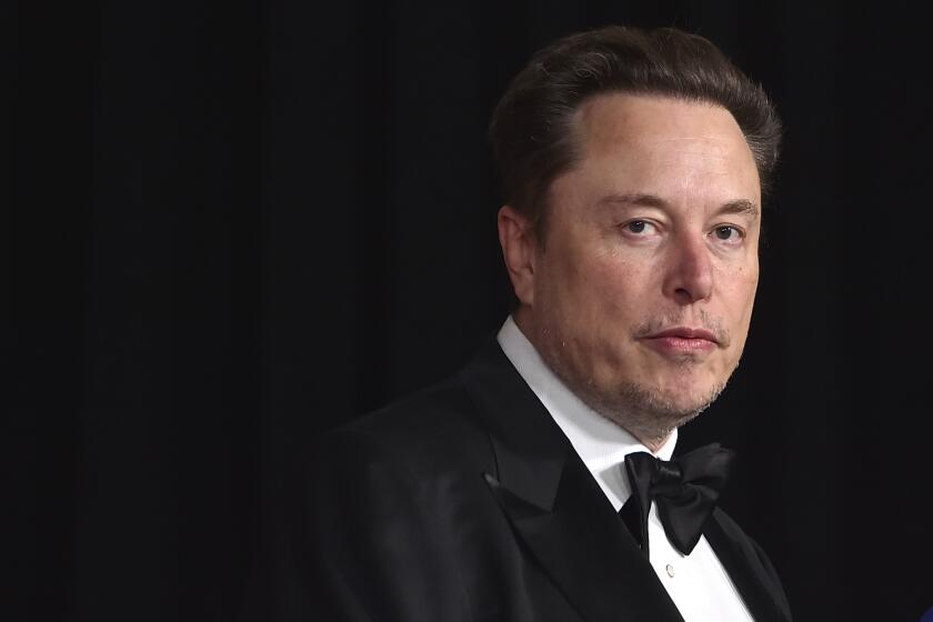 Archivo - Elon Musk llega a un evento en Los Angeles, el 13 de abril de 2024. El CEO de Tesla anunció el martes 23 de julio de 2024 que los planes de la compañía para construir una planta de autos eléctricos en el norte de México están detenidos. (Foto de Jordan Strauss/Invision/AP, Archivo)