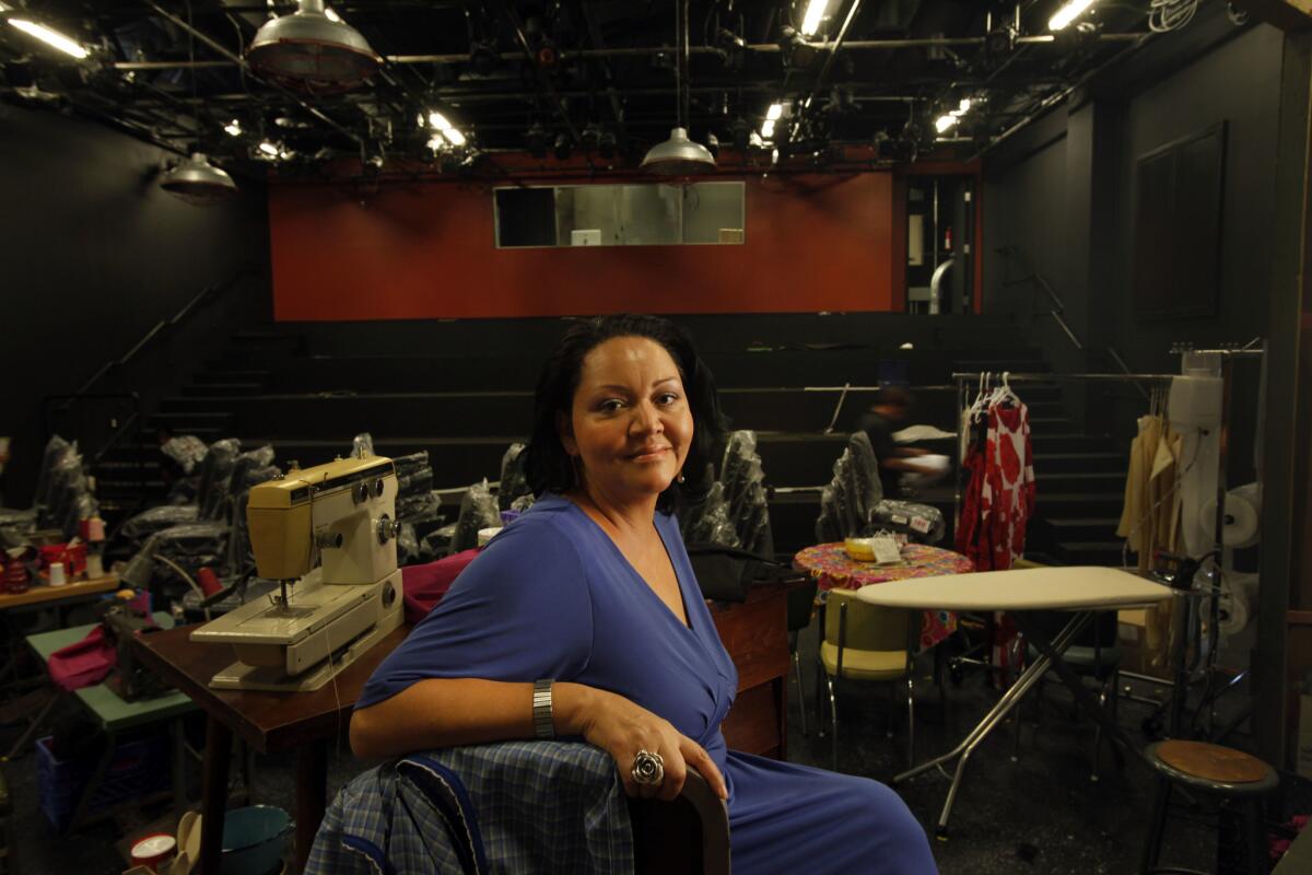 La conocida dramaturga mexicoamericana Josefina López se encuentra solicitando ayuda para la supervivencia del teatro que tiene la compañía CASA 0101 en la ciudad de Boyle Heights.