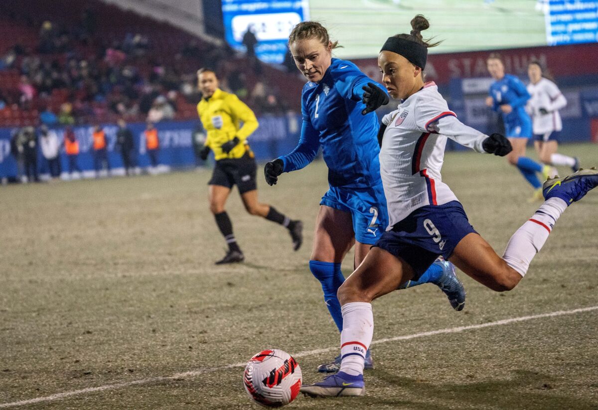U.S. forward Mallory Pugh crosses the ball in front of Iceland defender Sif Atladottir.
