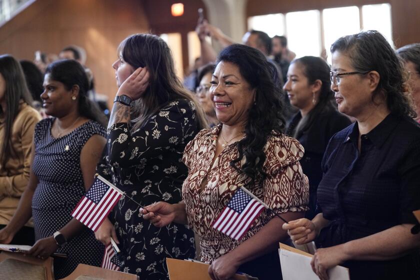 ARCHIVO - Mujeres que representan a más de 20 países participan en una Ceremonia de Naturalización, el 8 de marzo de 2024, en San Antonio. (AP Foto/Eric Gay, Archivo)