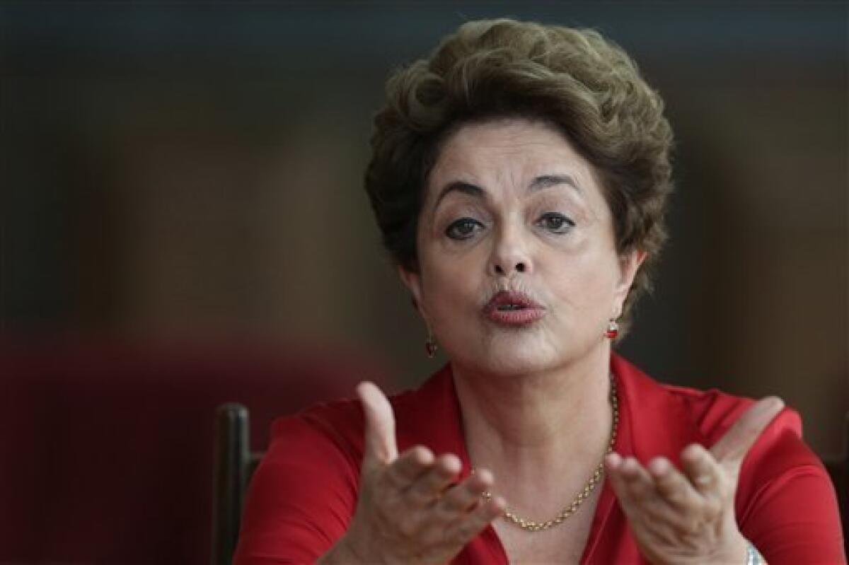 En esta fotografía del jueves 18 de agosto de 2016, la suspendida presidenta brasileña Dilam rousseff conversa sobre el proceso de juicio político en su contra durante una conferencia de prensa con corresponsales extranjeros, en la residencia oficial del Palacio de la Aurora, en Brasilia. En un esfuerzo de último minuto para evitar su destitución definitiva mediante juicio político, Roussef dijo el martes a los legisladores que si la reinstalan primero permitirá a los votantes decidir si quieren elecciones presidenciales anticipadas.