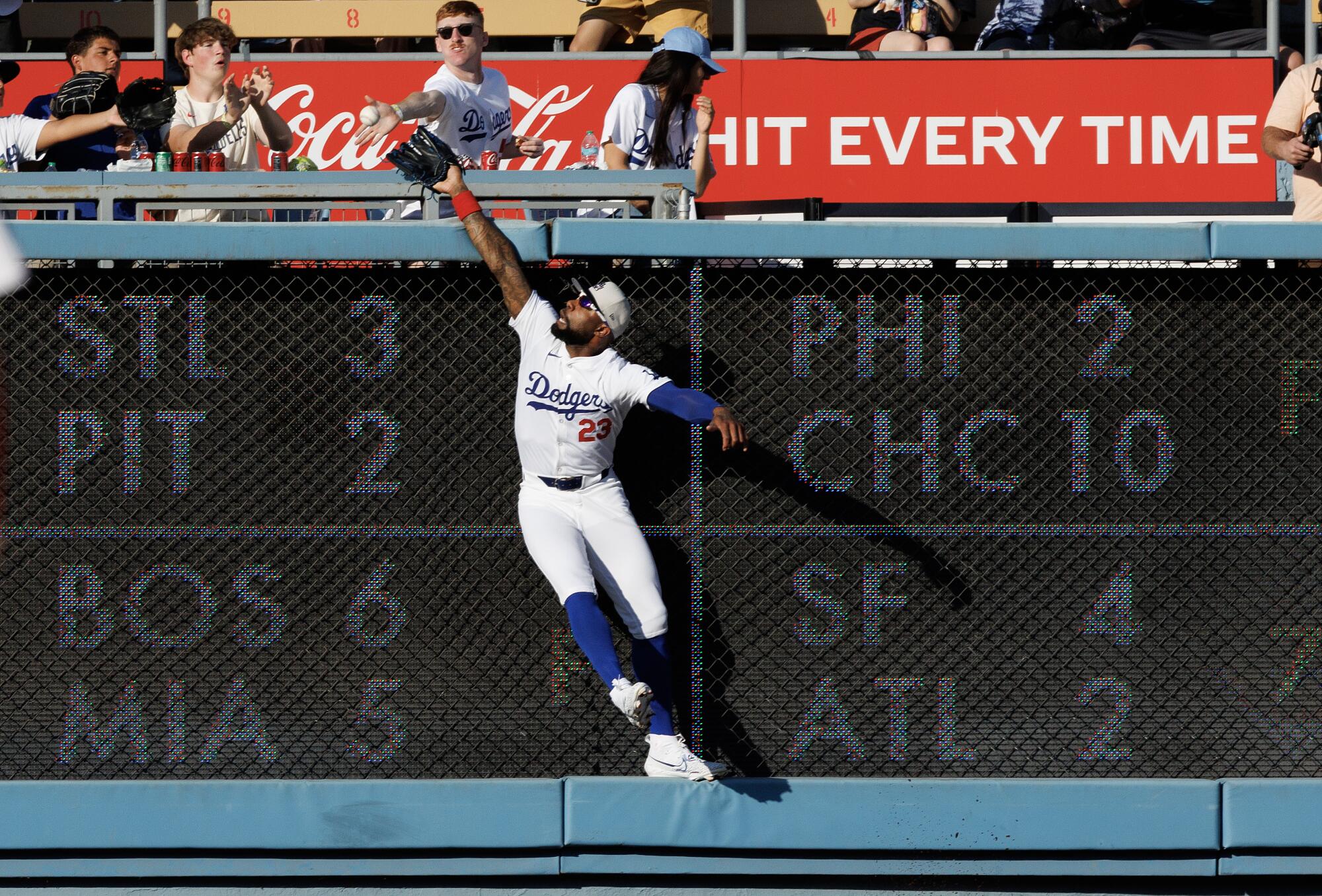 Dodgers'ın sağ saha oyuncusu Jason Heyward, ilk vuruşta Arizona'lı Joc Pederson'ın vurduğu home run topuna yetişemiyor.