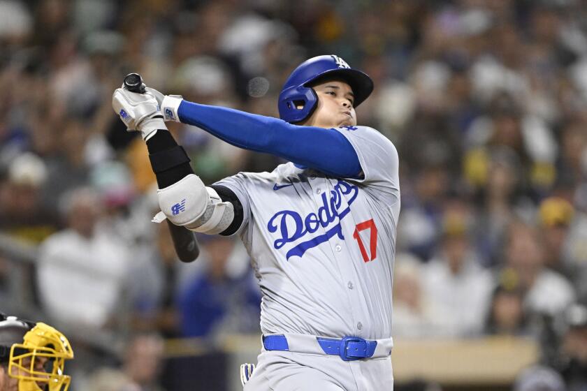 El japonés Shohei Ohtni, bateador designado de los Dodgers de Los Ángeles, abanica en el juego del martes 30 de julio de 2024, ante los Padres de San Diego (AP Foto/Denis Poroy)