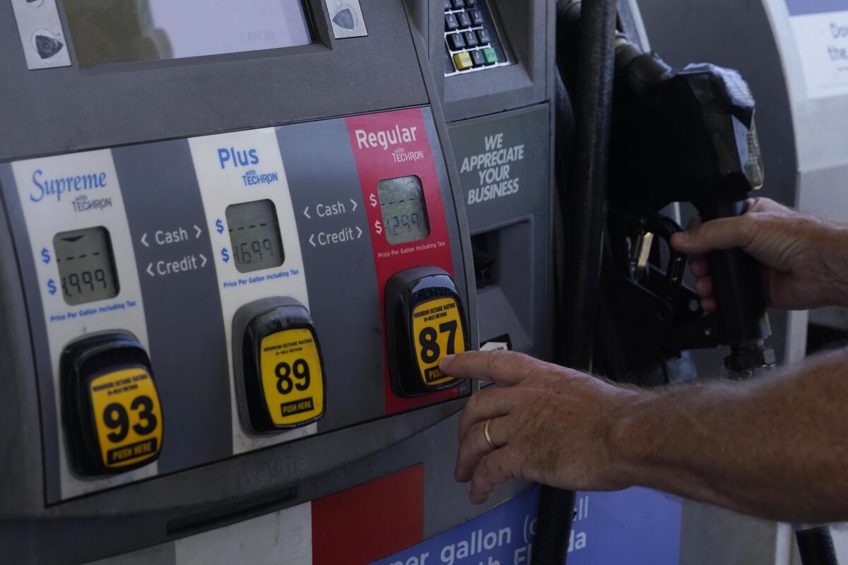 Un cliente pone gasolina en la estación de Exxon el jueves 10 de mayo de 2022 en Miami. 