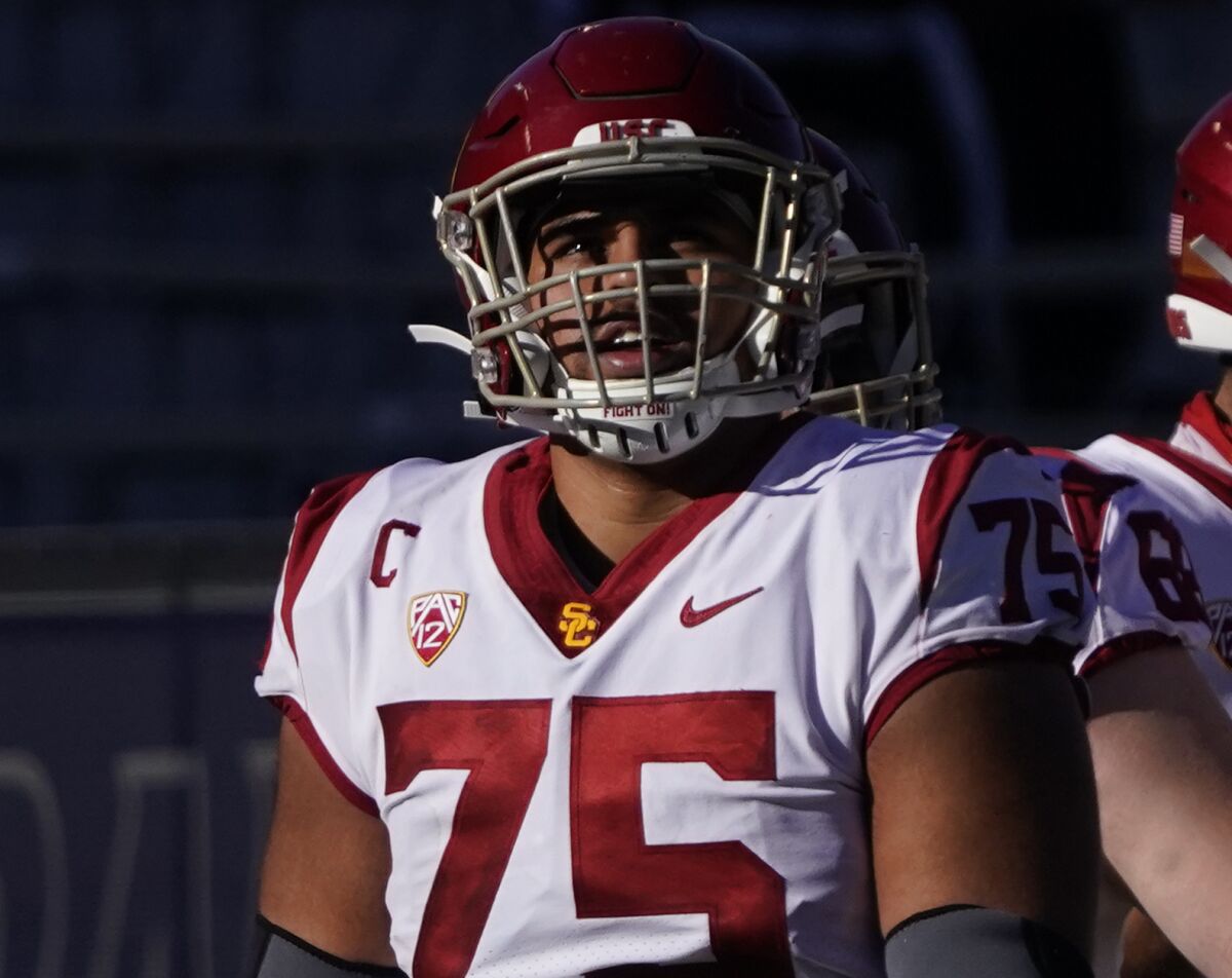 Alijah Vera-Tucker on the field in USC uniform.