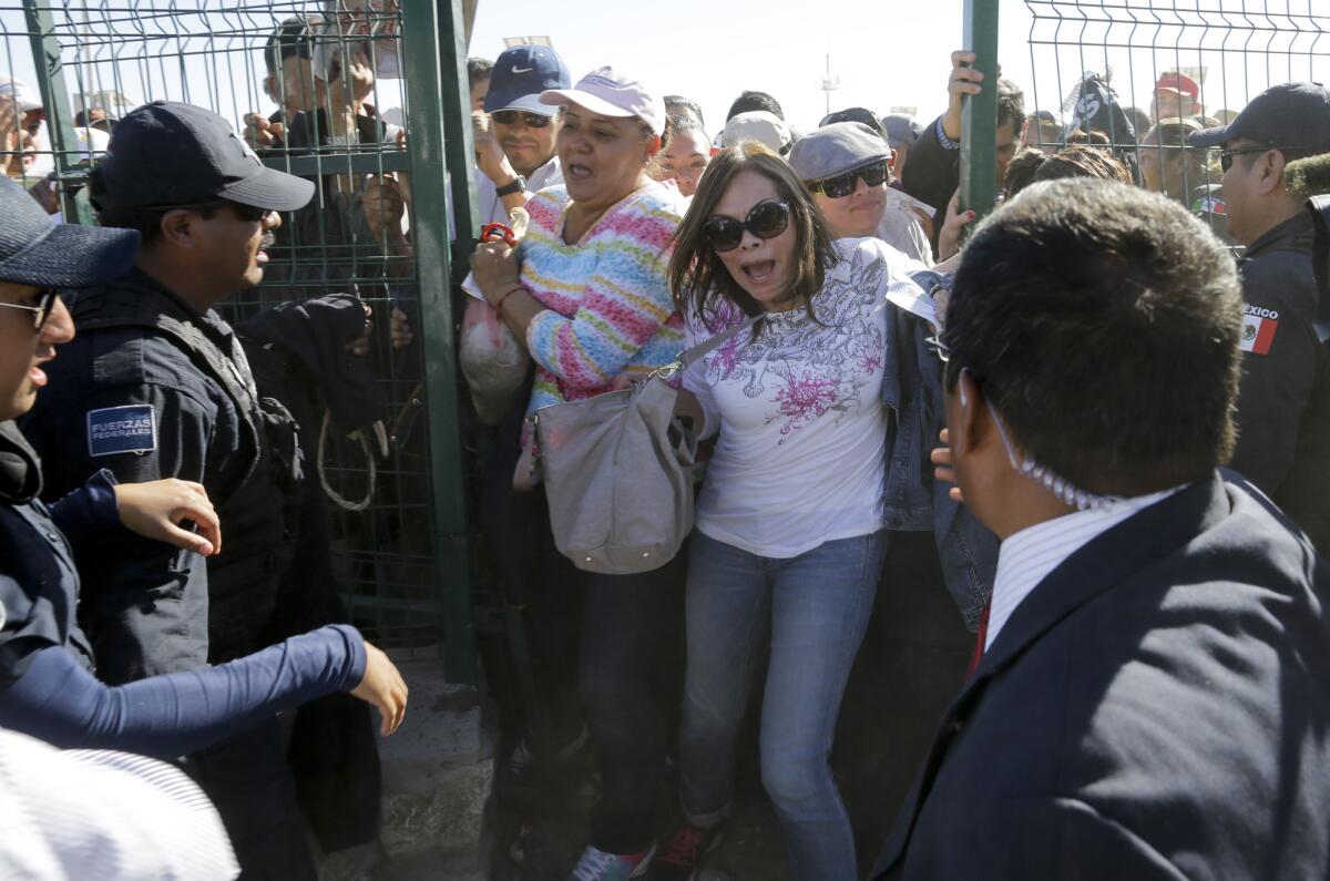 La gente se arremolina al entral al lugar donde el papa Francisco celebrará misa al aire libre en Ciudad Juárez, México. (AP Foto/Gregory Bull)