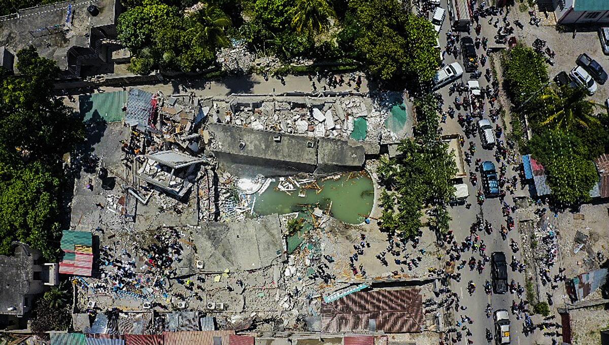 La iglesia del Sagrado Corazón es dañada por un terremoto de magnitud 7,2 en Les Cayes, Haití