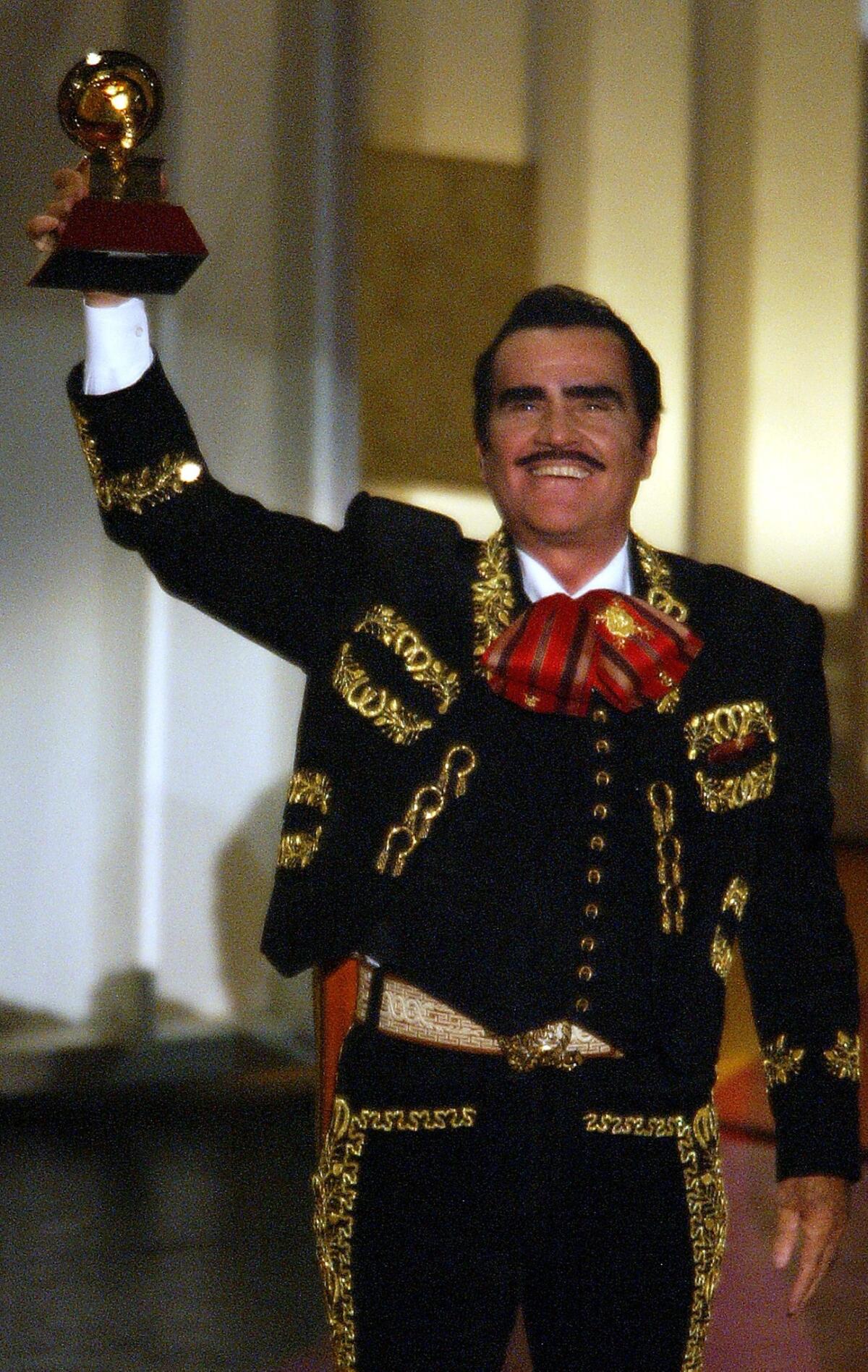 Vicente Fernández holds up a Grammy.