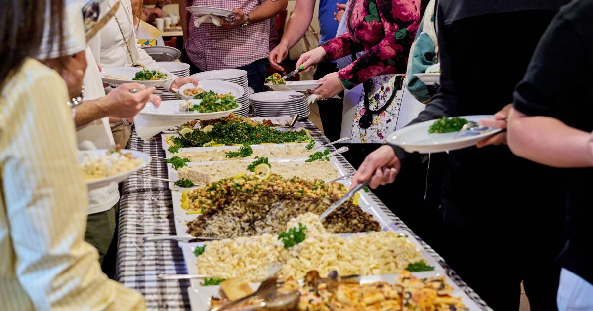 As sun sets on Ramadan in Little Arabia, a big buffet breaks the fast - Los  Angeles Times