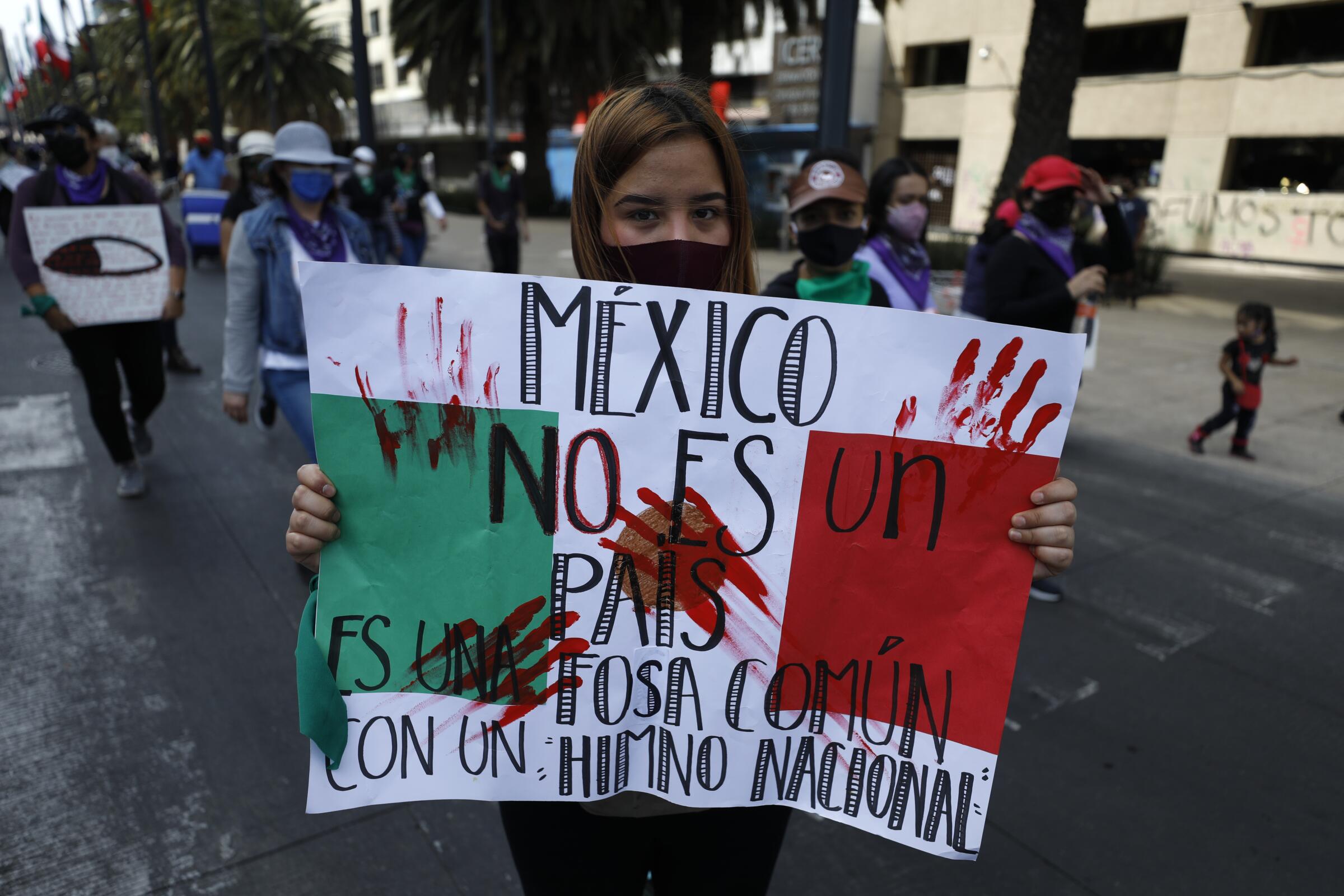 En esta imagen de archivo, una manifestante muestra un cartel con la frase "México no es un país