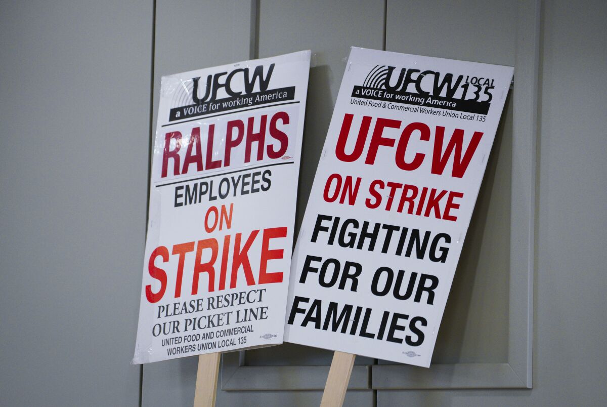 Los carteles de huelga se muestran cerca de las urnas en la oficina de la UFCW en Mission Valley el miércoles.