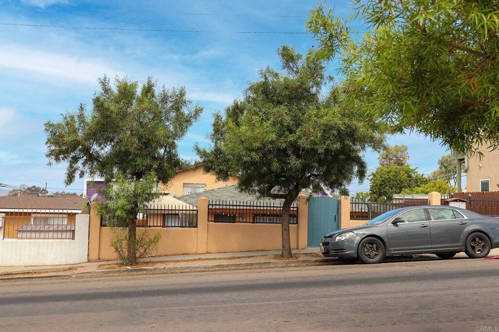 157 West ParkSan Ysidro$1,275,000 - $1,450,000*Great 4-unit income property with recent repairs and upgrades in interior/exterior paint and roof. An excellent opportunity to live in one and rent the others.Martina Diaz619.208.6926DRE# 01439593