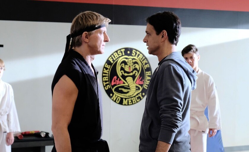 Jonny (iz.) y Daniel reviven las diferencias que tuvieron en la secundaria 30 años después.