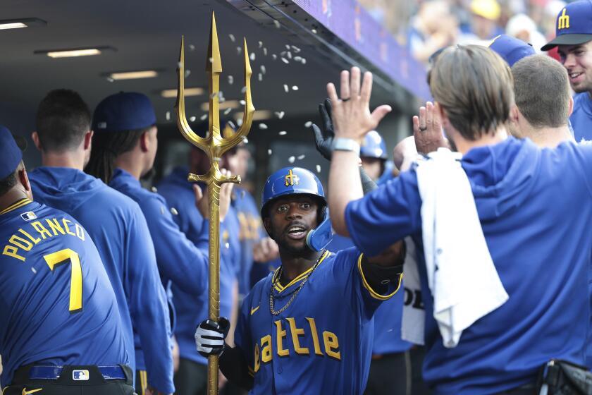 Ryan Bliss de los Marineros de Seattle celebra en el dugout su jonrón de dos carreras ante los Mets de Nueva York el viernes 9 de agosto del 2024. (AP Foto/Jason Redmond)