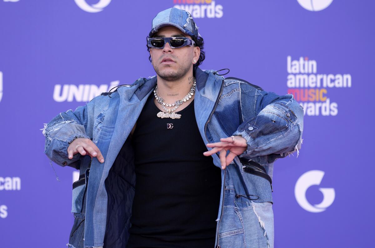 ARCHIVO - Ryan Castro llega a los Latin American Music Awards el jueves 20 de abril de 2023