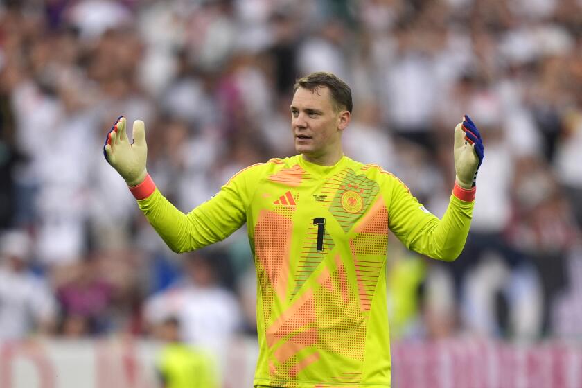 ARCHIVO - Foto del 5 de julio del 2024, el portero alemán Manuel Neuer reacciona durante el encuentro de cuartos de final ante Espa?a en la Euro 2024. (AP Foto/Matthias Schrader, Archivo)