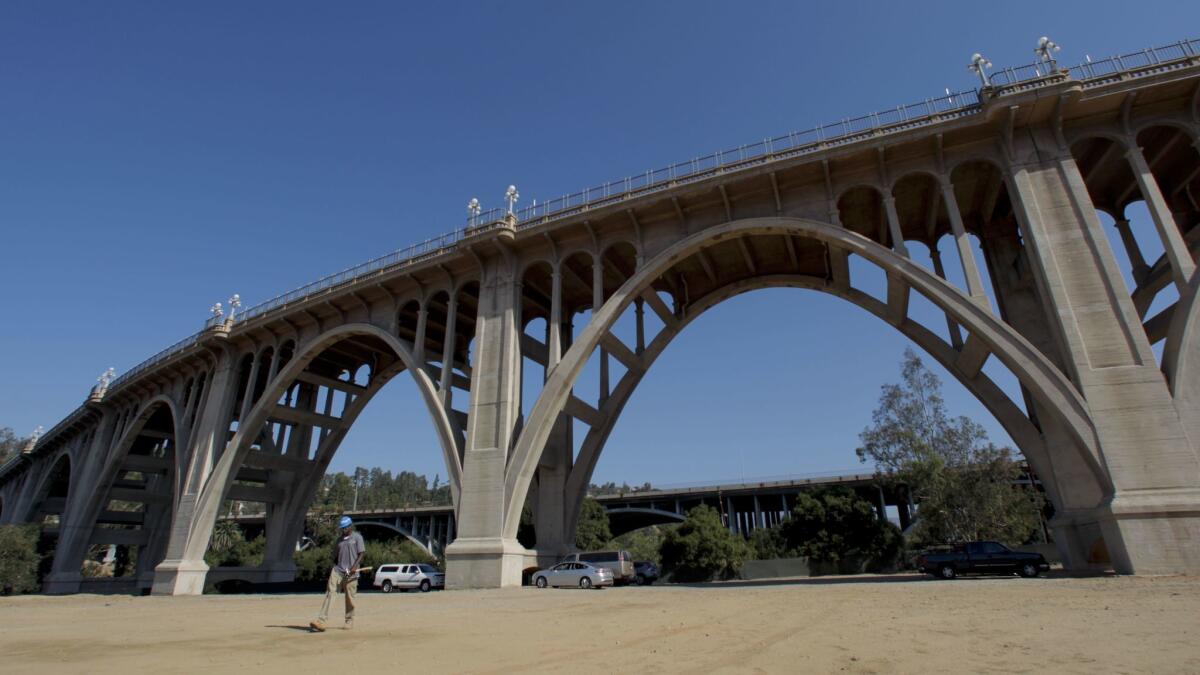 El puente de Pasadena. Trabajadores de la ciudad construyen cercas más altas en el puente de Colorado Street para prevenir intentos de suicidio, luego de dos muertes y numerosas intervenciones policiales (Irfan Khan / Los Angeles Times).