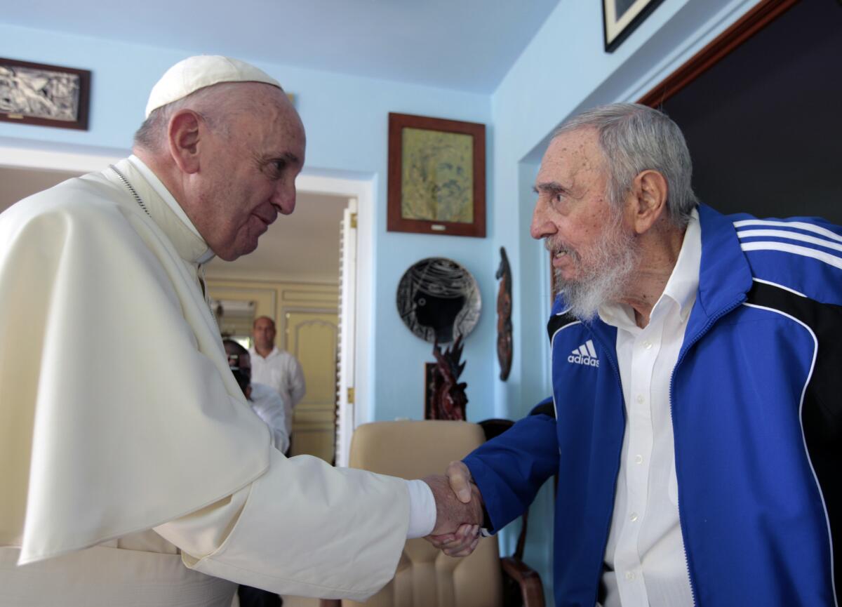 El papa Francisco y el líder cubano Fidel Castro se saludan con un apretón de manos durante un encuentro en la capital cubana. El Vaticano dijo quefue una reunión informal de unos 40 minutos entre el pontífice, Castro y su familia.