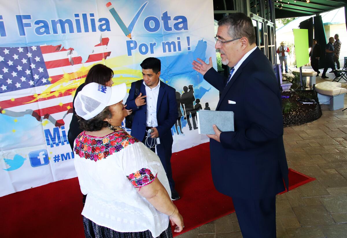 El candidato presidencial guatemalteco Bernardo Arévalo durante el Foro Presidencial Los Ángeles 2023.