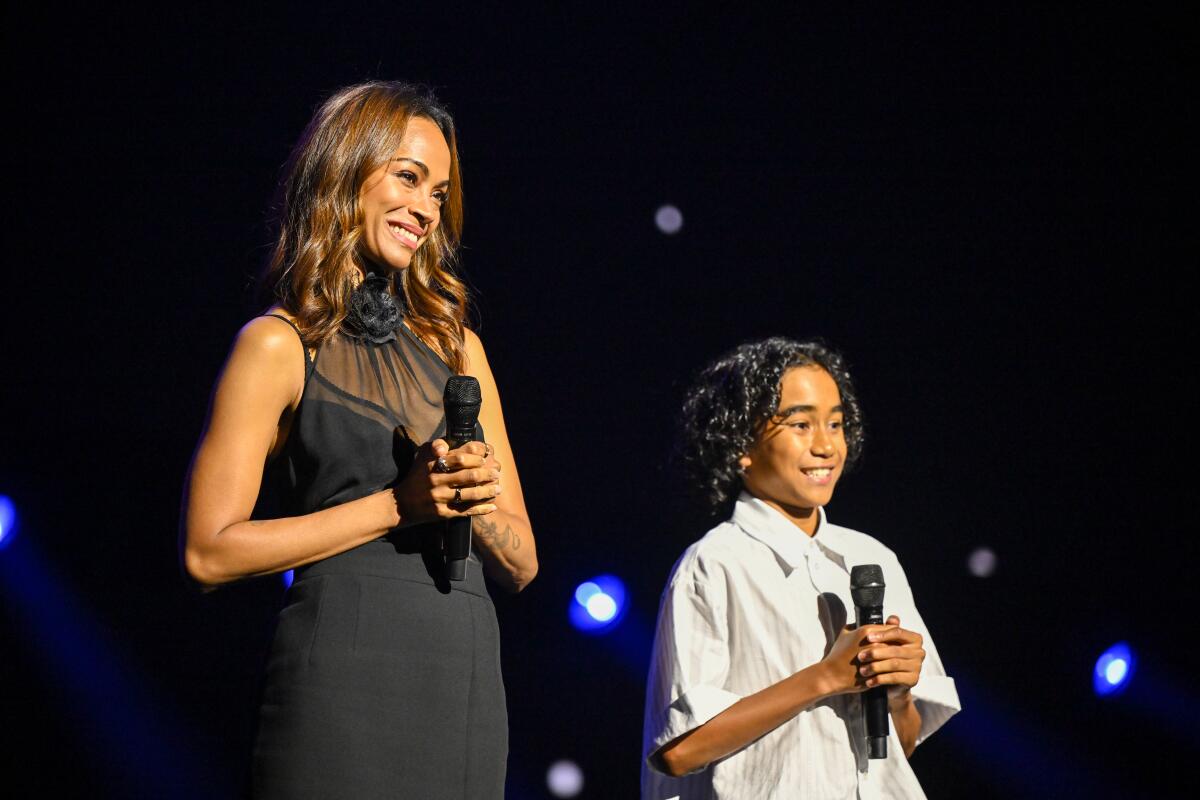 ZOE SALDANA y YONAS KIBREAB durante la presentación de "Elio".