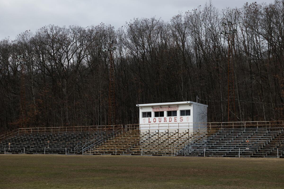 Dia berada di lapangan sepak bola Sekolah Regional Nossa Senhora de Lourdes.