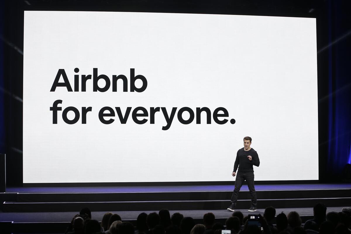 El director general de Airbnb, Brian Chesky, habla durante un evento en San Francisco