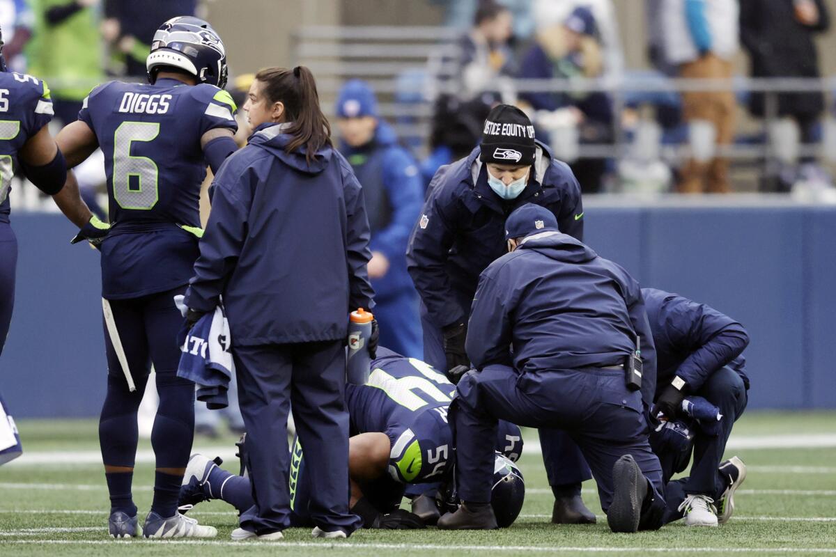 Bobby Wagner hurt in possible home finale with Seahawks - The San Diego  Union-Tribune