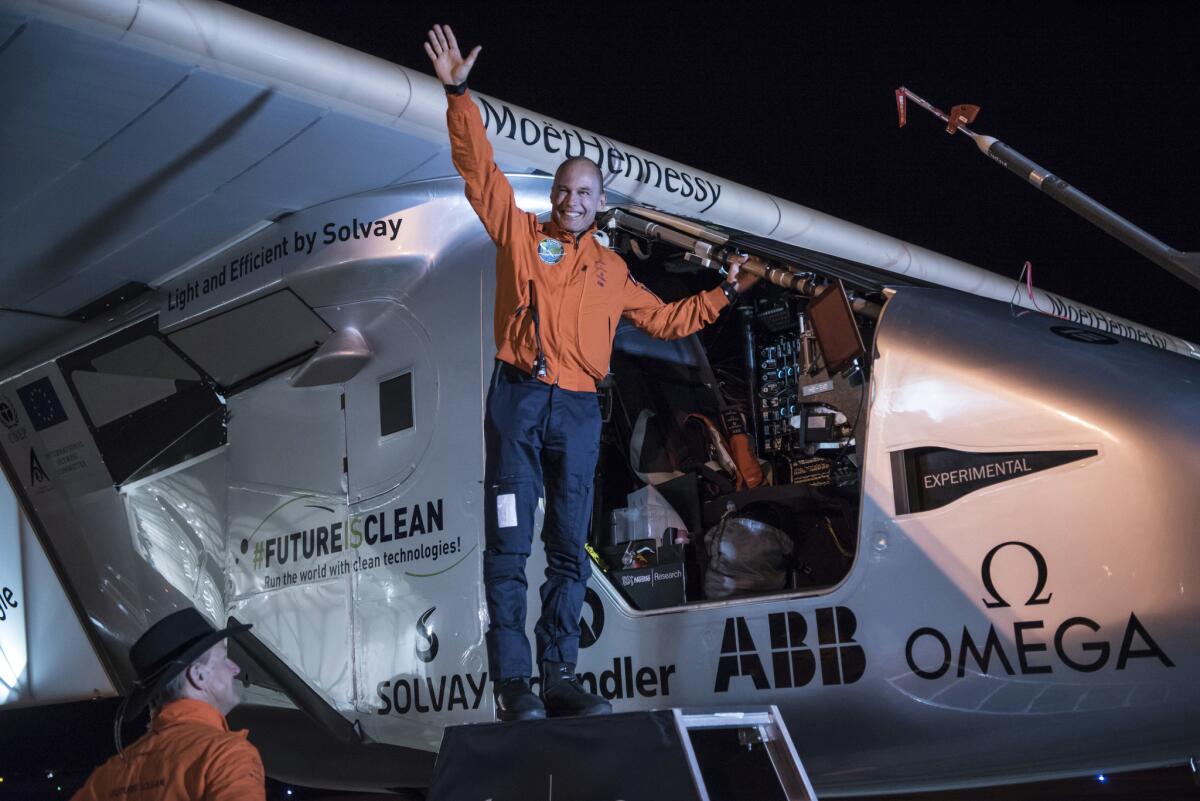 En esta foto suministrada por Solar Impuse, Bertrand Piccard saluda antes de la partida del “Solar Impulse 2” (Jean Revillard/Solar Impulse via AP) (Jean Revillard/Solar Impulse via AP) MANDATORY CREDIT