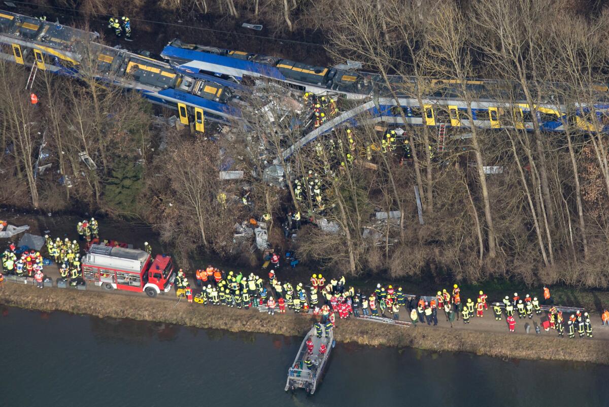 Vista aérea de las labores de rescate tras el accidente de dos trenes en Bad Aibling, Alemania.