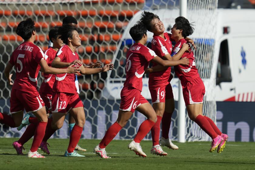 La norcoreana Chae Un Yong (derecha) tras anotar el gol en la victoria 1-0 ante Brasil en el Mundial femenino Sub20, el domingo 15 de septiembre de 2024, en Medellín, Colombia. (AP Foto/Dolores Ochoa)