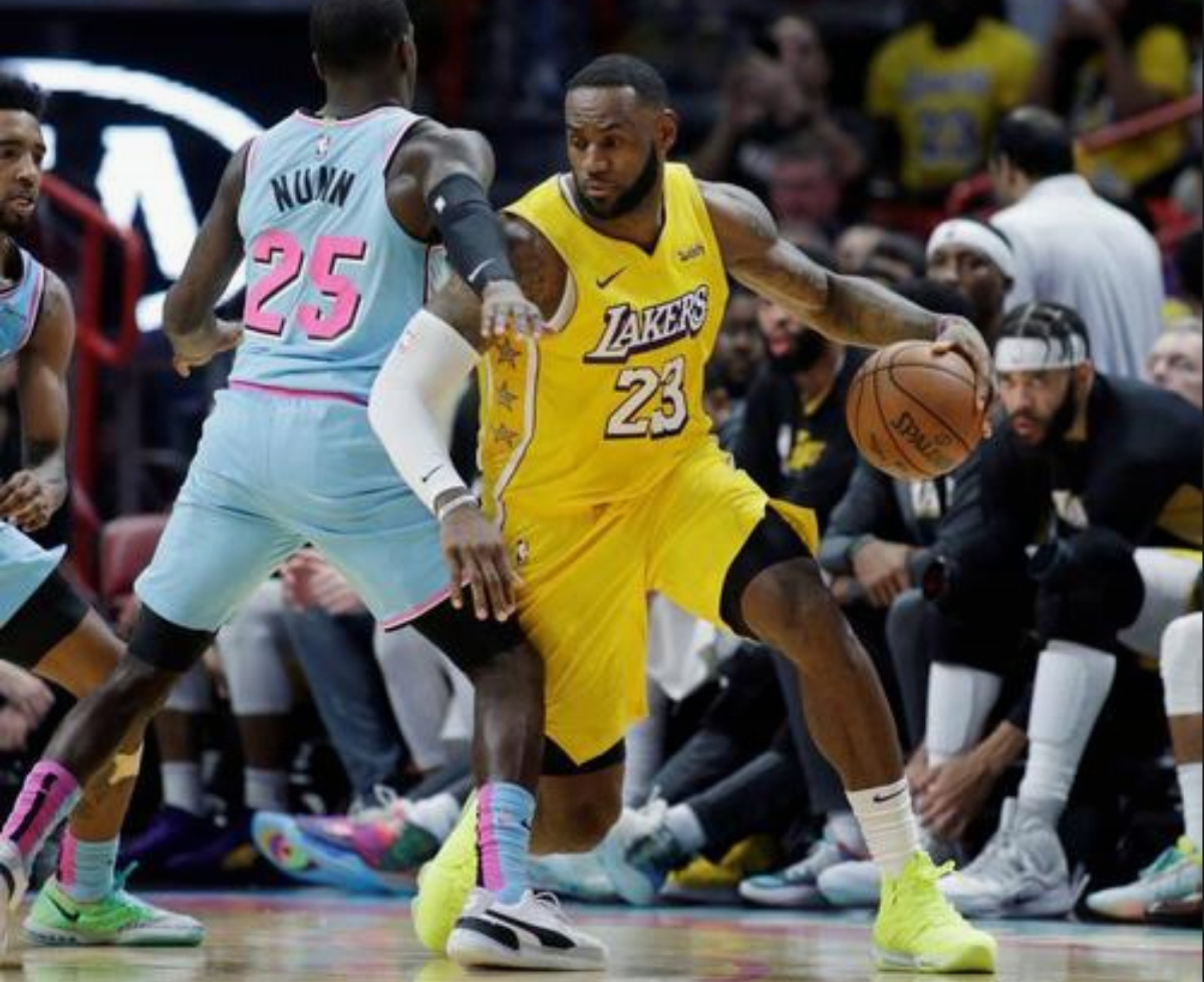 El jugador de Los Ángeles Lakers LeBron James (d) durante el partido contra los Miami Heat. EFE/EPA/Rhona Wise
