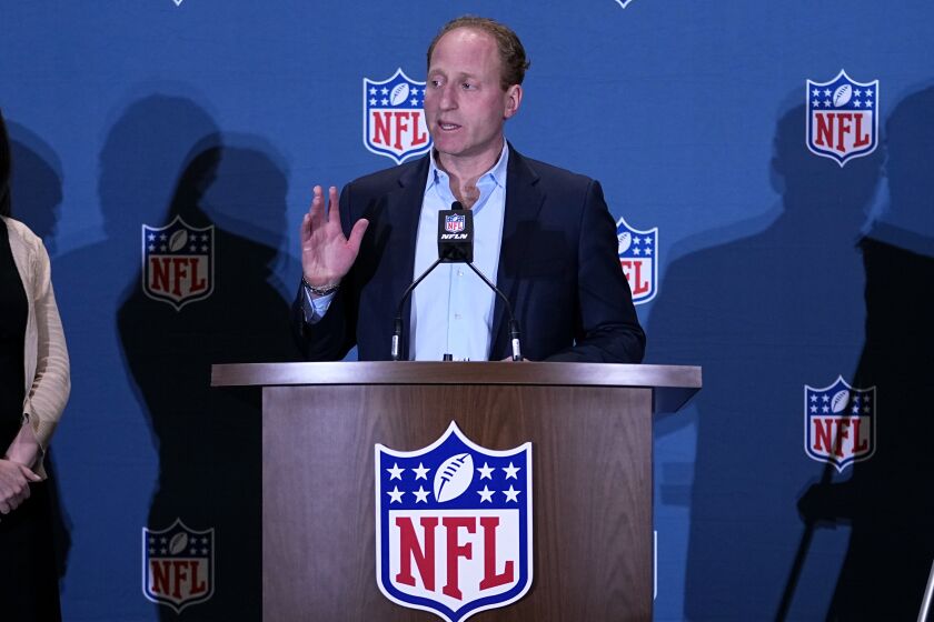 Jeff Miller, vicepresidente de comunicaciones, asuntos públicos y política de la NFL habla en conferencia de prensa tras la reunión de dueños el lunes 27 de marzo del 2023. (AP Foto/Matt York)