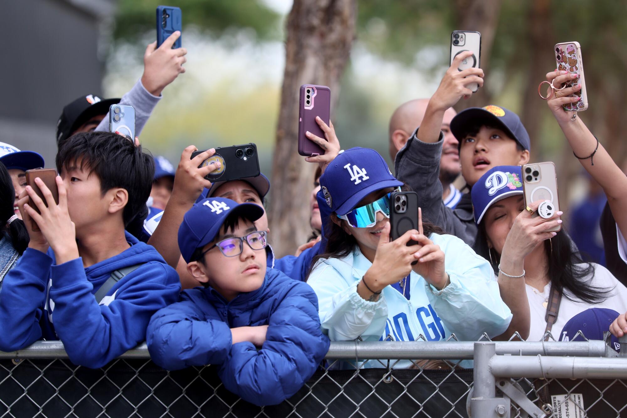 Taraftarlar oyuncuların geçmesini bekliyor.