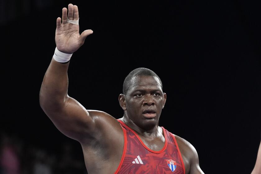 El cubano Mijaín López celebra tras vencer al azerbaiyano Sabah Shariati en la semifinal de los 130 kg de la lucha grecorromana de los Juegos Olímpicos de París, el lunes 5 de agosto de 2024. (AP Foto/Eugene Hoshiko)