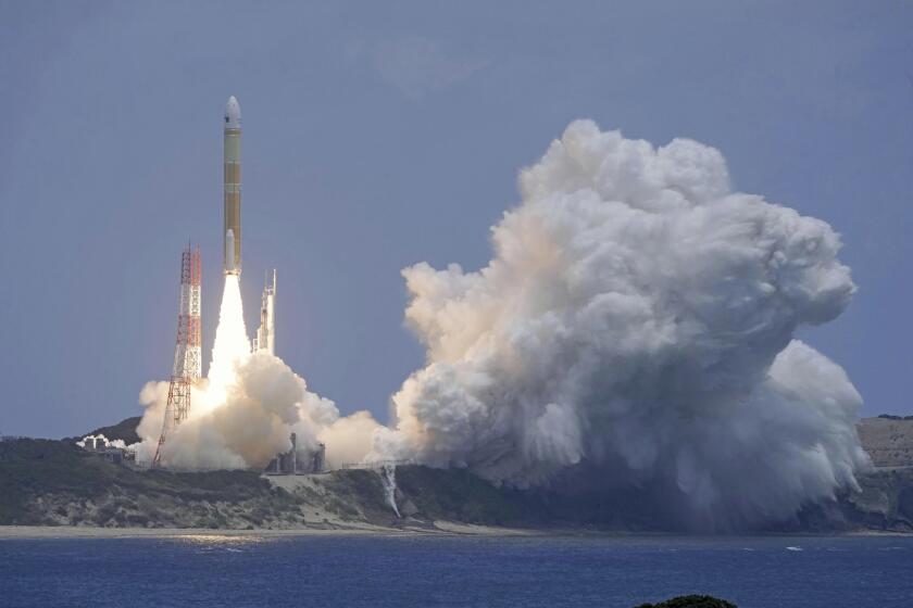 El cohete H3 de Japón despega con el satélite Daichi 4 desde la plataforma del centro espacial Tanegashima, en Tanegashima, prefectura de Kagoshima, en el sur de Japón, el lunes 1 de julio de 2024. La agencia espacial japonesa lanzó el lunes un nuevo cohete H3 que lleva un satélite de observación para seguridad y respuesta a desastres. (Kyodo News via AP)