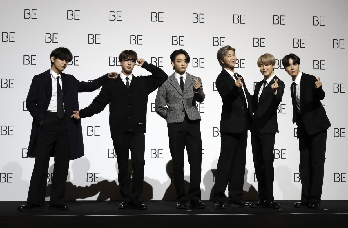 Miembros de la banda sudcoreana de K-pop BTS posan para retratos durante una conferencia de prensa