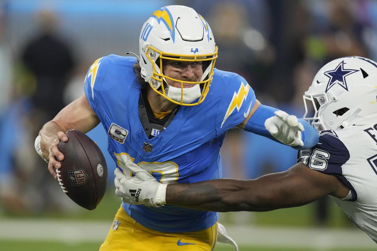 Justin Herbert, Chargers' offense come up short again in Los Angeles' 20-17  loss to Dallas - The San Diego Union-Tribune