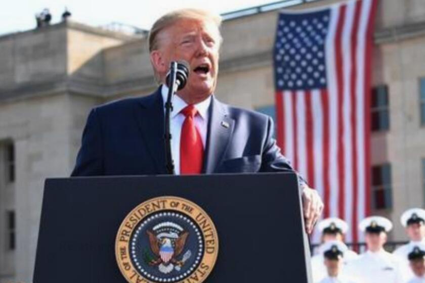 El presidente de los Estados Unidos, Donald J. Trump, hace una declaración frente al Pentágono durante la conmemoración del 18 aniversario de los ataques terroristas del 11 de septiembre, en Arlington, Virginia, el 11 de septiembre de 2019. EFE/EPA/Kevin Dietsch/ POOL/Archivo