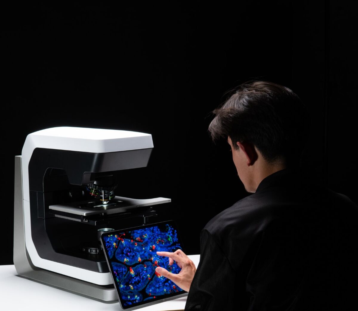 Discover Echo's microscope, called the Revolve, combines two commonly used designs (the upright and inverted).
