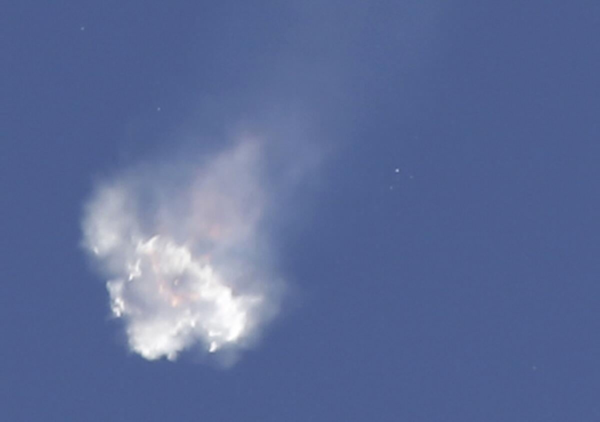 Un cohete no tripulado Falcon 9, de la empresa SpaceX, que llevaba una cápsula Dragon, se desintegra en el aire poco después de despegar de Cabo Cañaveral, Florida, el domingo 28 de junio de 2015. El cohete llevaba suministros a la Estación Espacial Internacional.