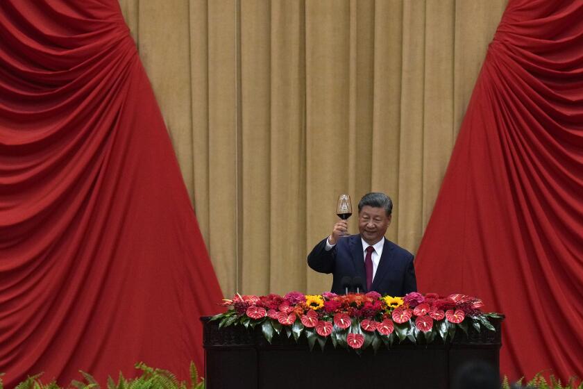 El presidente de China, Xi Jinping, hace un brindis tras un discurso durante una cena para conmemorar el 75 aniversario de la fundación de la República Popular de China, en el Gran Salón del Pueblo, en Beijing, el 30 de septiembre de 2024. (AP Foto/Andy Wong)