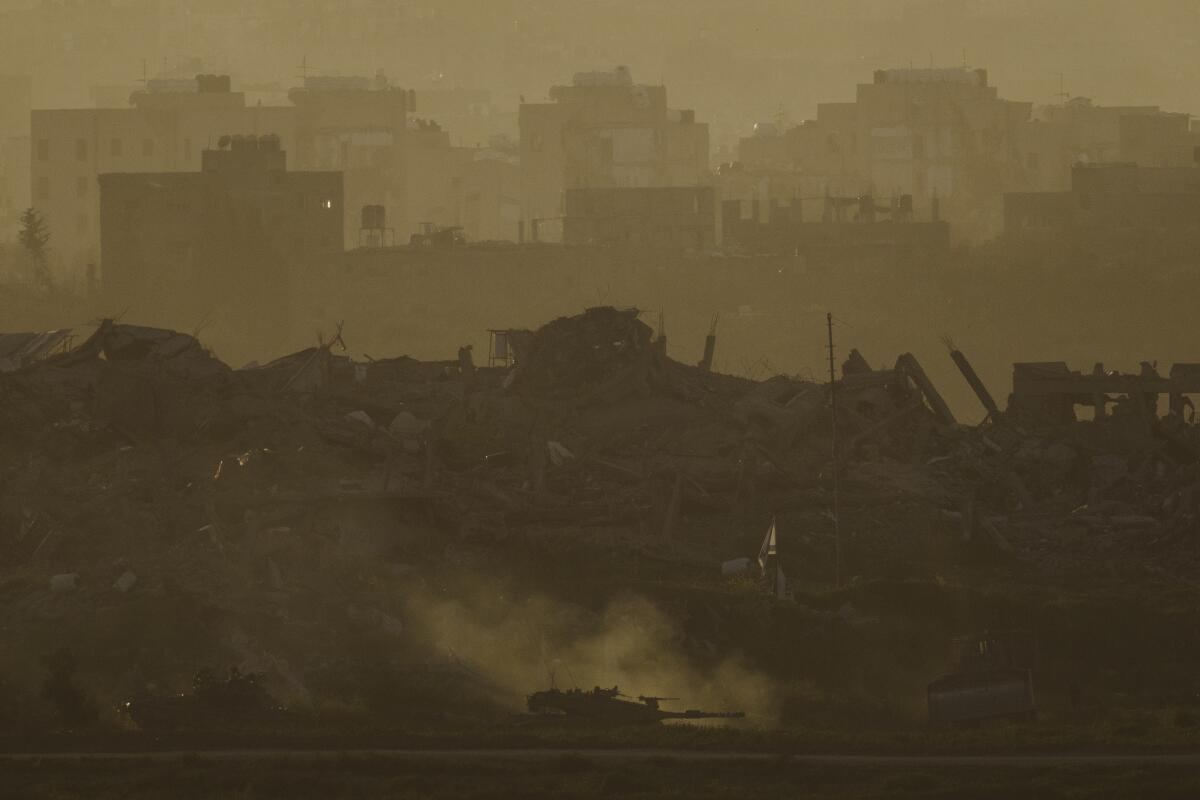 Un tanque del ejército israelí avanza por la Franja de Gaza, visto desde 