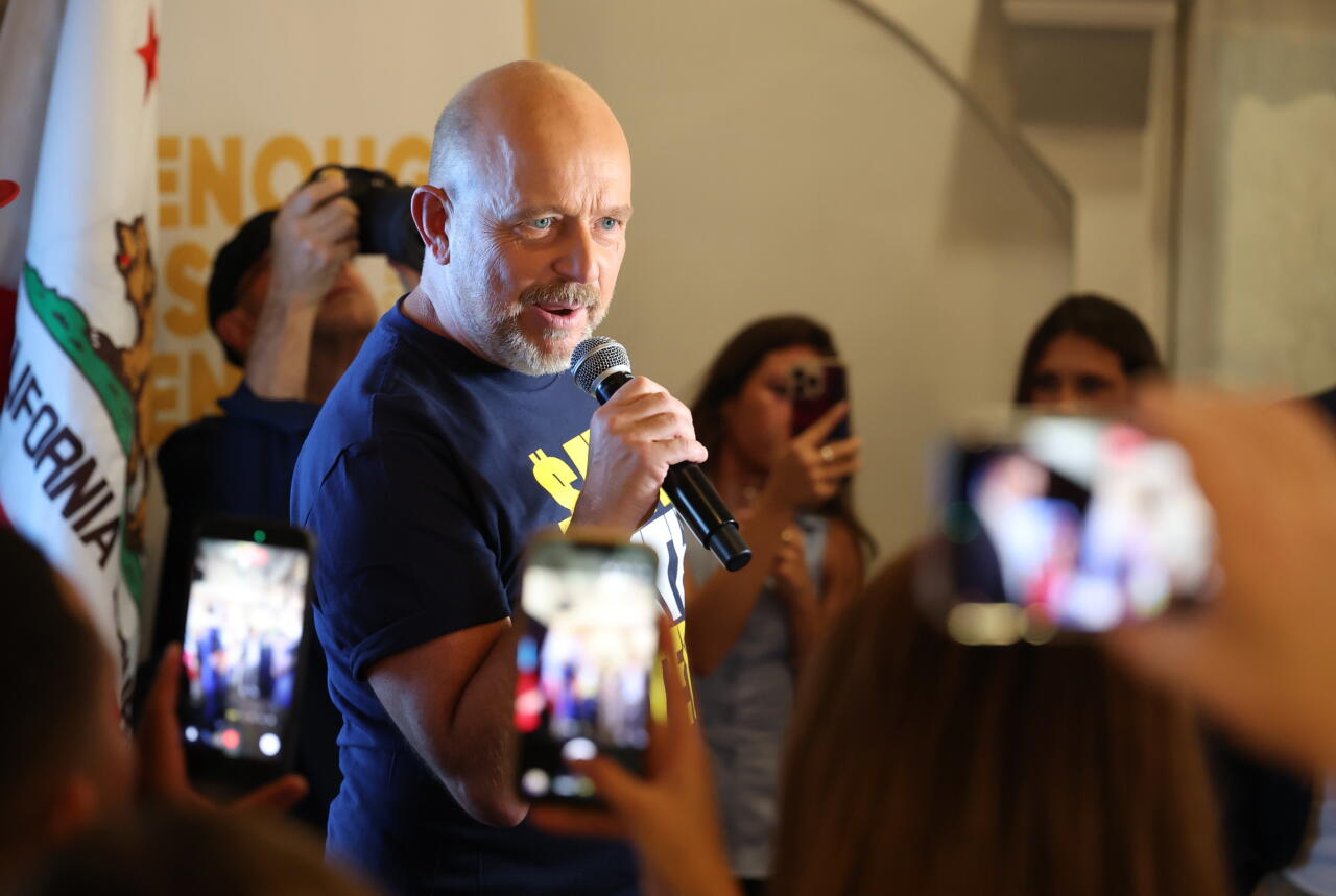 Steve Hilton visits patrons at Victorio’s Ristorante in North Hollywood