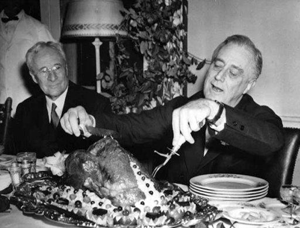 Franklin Roosevelt carves a turkey on Thanksgiving 1933