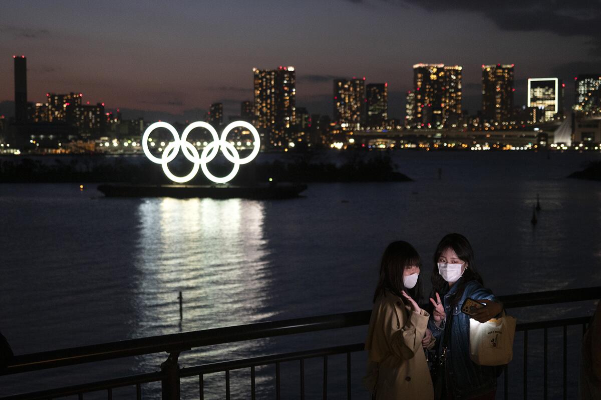  aros olímpicos en el fondo en Tokio. 