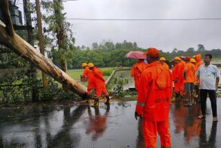 Rescatistas de la Fuerza Nacional de Respuesta a Desastres de India (NDRF) retiran árboles caídos mientras supervisan los daños del ciclón Remal en poblados del estado de Bengala Occidental, India, el lunes 27 de mayo de 2024. (NDRF via AP)