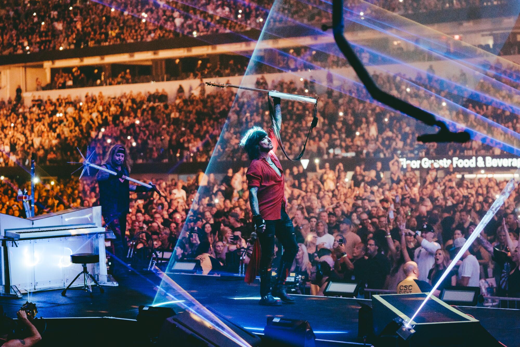 La banda angelina Mötley Crüe durante el concierto del 27 de agosto en el SoFi Stadium.