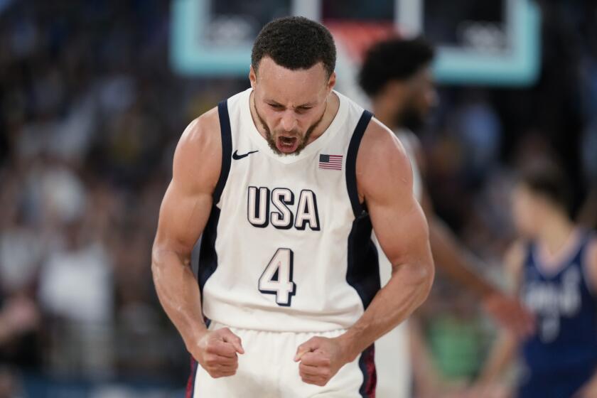 Stephen Curry (4) festeja un enceste para Estados Unidos en la victoria ante Serbia en las semifinales del baloncesto masculino de los Juegos Olímpicos de París, el jueves 8 de agosto de 2024. (AP Foto/Mark J. Terrill)