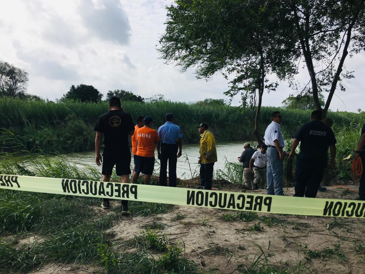 Tania Vanessa Ávalos dijo a las autoridades que el agua se llevó primero a la niña y fue su esposo, el padre de la menor, quien salió en su ayuda, pero ambos fueron llevados por la corriente del río.