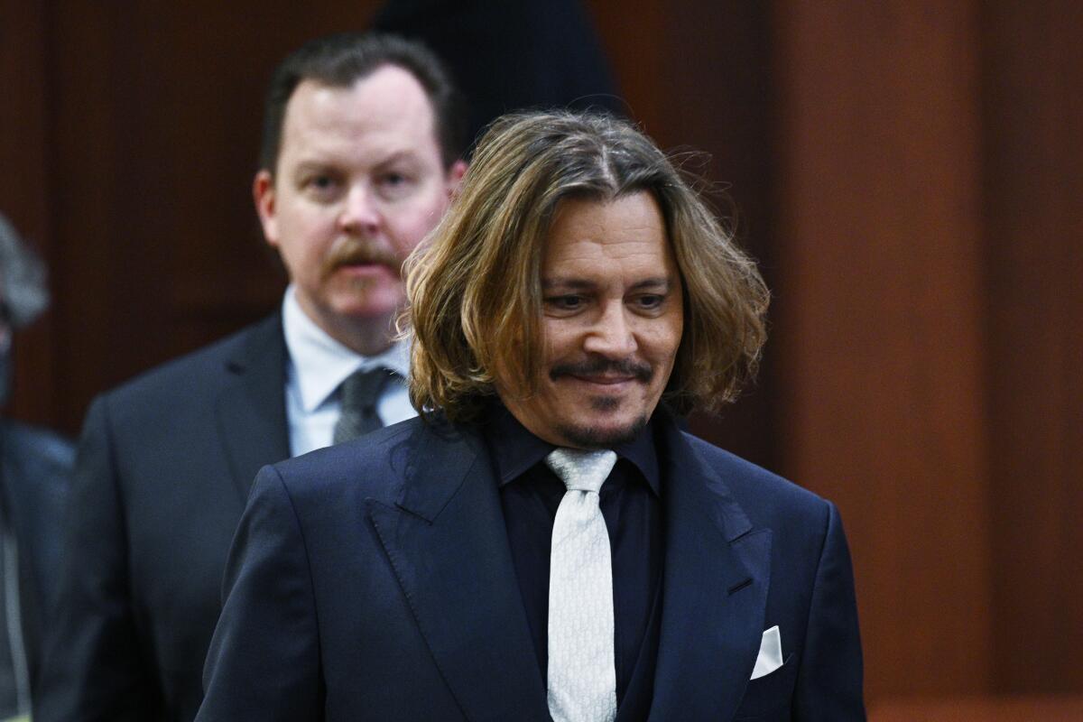 El actor Johnny Depp entra a la corte de circuito del condado de Fairfax el 12 de abril de 2022 